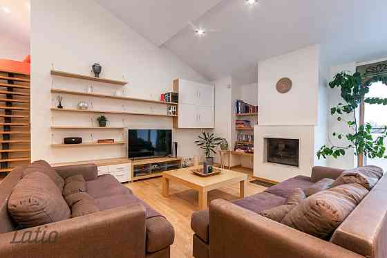 Pārdošanā plašs un funkcionāls 5 istabu dzīvoklis klusā pilsētas centra iekšpagalmā. Lieliska lokāci Rīga