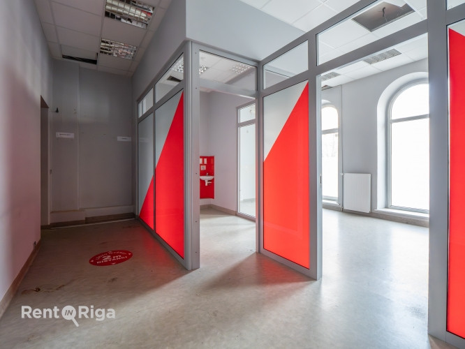 Retail or office premises opposite the Riga Circus.  The premises are located on two levels  75 sq m Рига - изображение 4