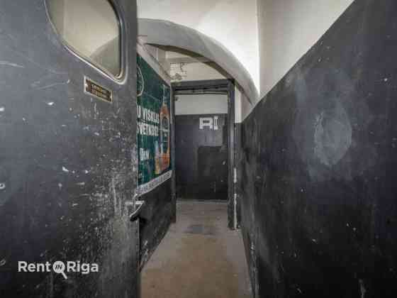 Zāle pagrabā pretī Rīgas Cirkam.  Telpas sastāv no vienas lielas zāles ap 100 kvm un palīgtelpām. Ir Рига