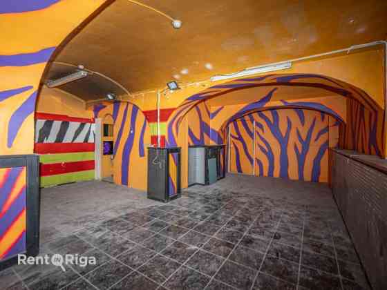 Zāle pagrabā pretī Rīgas Cirkam.  Telpas sastāv no vienas lielas zāles ap 100 kvm un palīgtelpām. Ir Рига