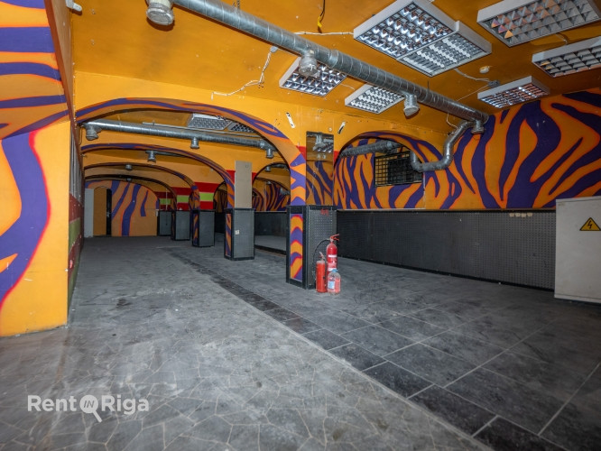 Zāle pagrabā pretī Rīgas Cirkam.  Telpas sastāv no vienas lielas zāles ap 100 kvm un palīgtelpām. Ir Рига - изображение 2