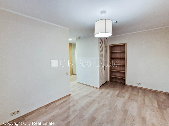 Pagalma ēka, slēgts pagalms, ieeja no pagalma, kāpņu telpa pēc kosmētiskā remonta, logi Rīga - foto 19