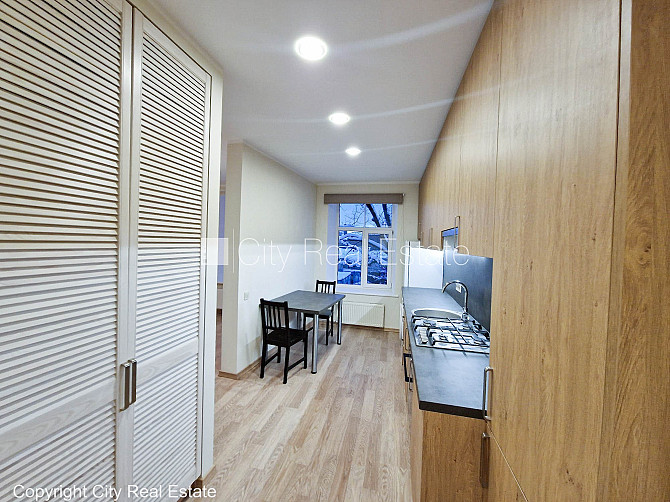 Pagalma ēka, slēgts pagalms, ieeja no pagalma, kāpņu telpa pēc kosmētiskā remonta, logi Rīga - foto 20