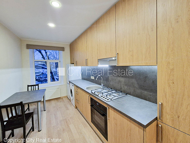 Pagalma ēka, slēgts pagalms, ieeja no pagalma, kāpņu telpa pēc kosmētiskā remonta, logi Rīga - foto 14