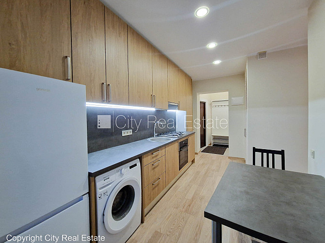 Pagalma ēka, slēgts pagalms, ieeja no pagalma, kāpņu telpa pēc kosmētiskā remonta, logi Rīga - foto 16