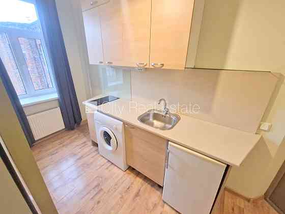 Здание во дворе, реновированный дом, закрытый двор, вход с улицы, лестничная Rīga