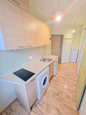 Здание во дворе, реновированный дом, закрытый двор, вход с улицы, лестничная Rīga