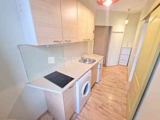 Здание во дворе, реновированный дом, закрытый двор, вход с улицы, лестничная Rīga