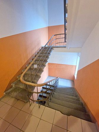 Pagalma ēka, renovēta māja, slēgts pagalms, ieeja no ielas, kāpņu telpa pēc kosmētiskā Rīga - foto 15