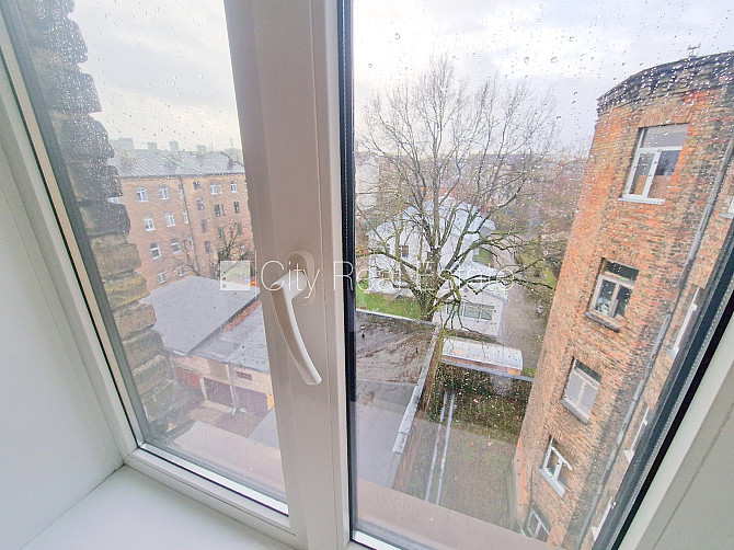 Pagalma ēka, renovēta māja, slēgts pagalms, ieeja no ielas, kāpņu telpa pēc kosmētiskā Rīga - foto 9