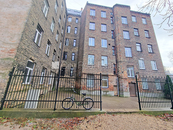 Pagalma ēka, renovēta māja, slēgts pagalms, ieeja no ielas, kāpņu telpa pēc kosmētiskā Rīga - foto 17