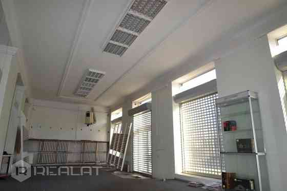 Lieliska un potenciāla vieta veikalam, restorānam vai cita veida komercdarbībai. Ēkai ir divi stāvi  Рига