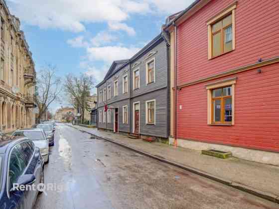 Реновированное двухэтажное деревянное здание в Агенскалнсе.  Общая площадь Рига