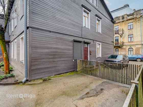 Реновированное двухэтажное деревянное здание в Агенскалнсе.  Общая площадь Рига