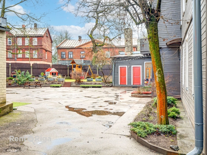 Реновированное двухэтажное деревянное здание в Агенскалнсе.  Общая площадь Рига - изображение 4