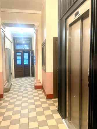 Продаётся просторная квартира площадью 203,6 м2 с двумя входами. Недвижимость Рига