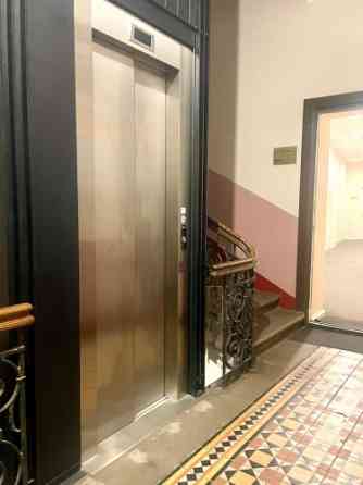 Продаётся просторная квартира площадью 202,9 м2 с двумя входами. Недвижимость Рига