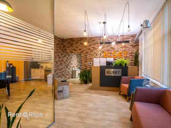 Birojs Dienvidu tila rajonā.  + 1. stāvs; + PLatība sastāv no priekštelpas (sekretariāta), pārrunu t Rīga