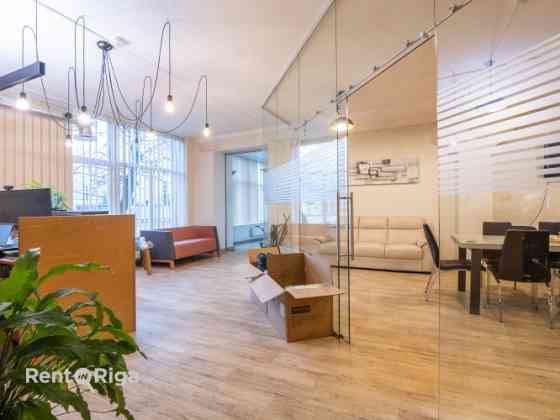 Birojs Dienvidu tila rajonā.  + 1. stāvs; + PLatība sastāv no priekštelpas (sekretariāta), pārrunu t Rīga