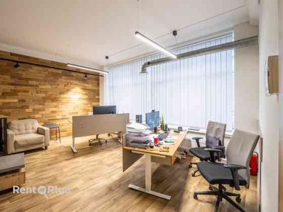 Birojs Dienvidu tila rajonā.  + 1. stāvs; + PLatība sastāv no priekštelpas (sekretariāta), pārrunu t Rīga