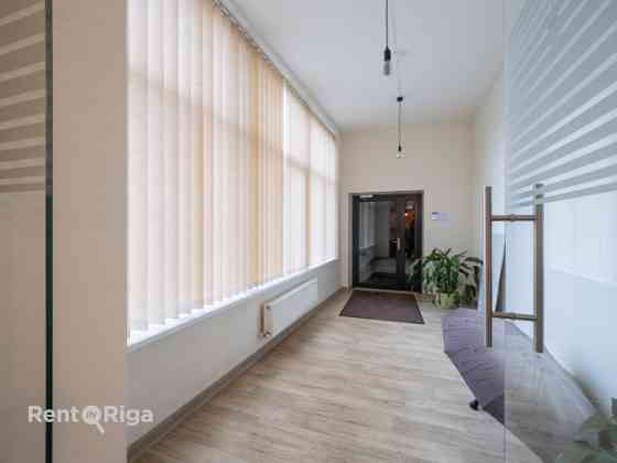 Birojs Dienvidu tila rajonā.  + 1. stāvs; + PLatība sastāv no priekštelpas (sekretariāta), pārrunu t Rīga