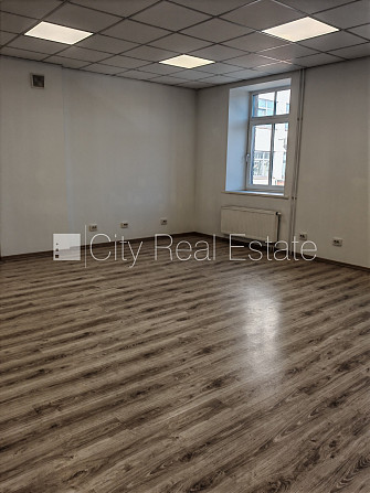 Здание во дворе, реновированный дом, закрытый двор, въездные ворота оснащены Рига - изображение 15