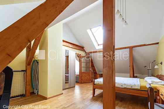 Деревянный дом, фасадный дом, закрытый двор, вход со двора, мансарда, окна выходят Рига