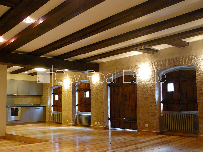 Фасадный дом, реставрированный дом, вход с улицы, лифт, окна выходят в обе стороны Рига - изображение 1