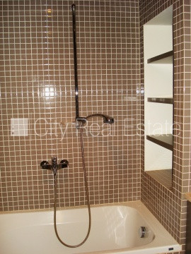 Фасадный дом, реставрированный дом, вход с улицы, лифт, окна выходят в обе стороны Рига - изображение 13