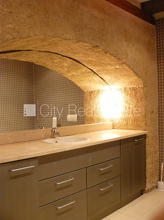 Фасадный дом, реставрированный дом, вход с улицы, лифт, окна выходят в обе стороны Рига - изображение 4