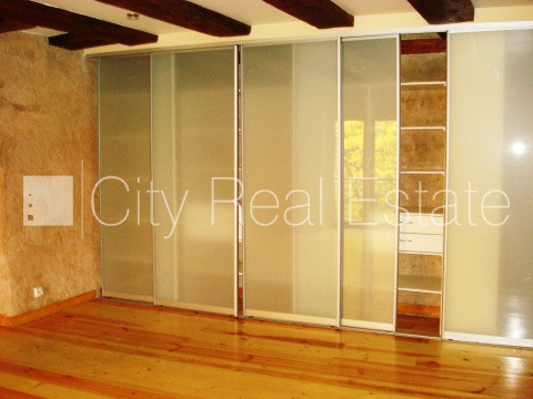 Фасадный дом, реставрированный дом, вход с улицы, лифт, окна выходят в обе стороны Рига - изображение 10