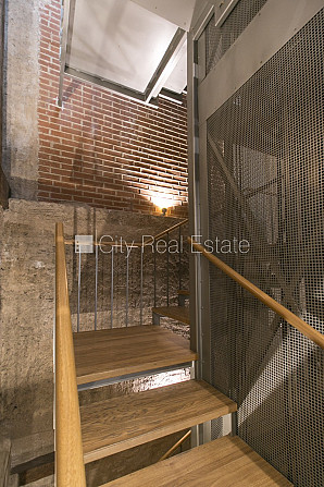 Фасадный дом, реставрированный дом, вход с улицы, лифт, окна выходят в обе стороны Рига - изображение 7