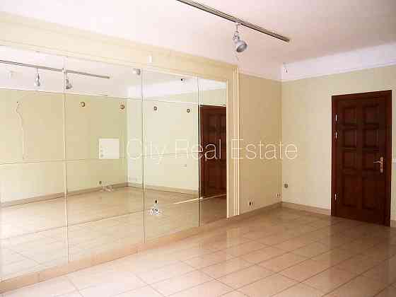 Новостройка, фасадный дом, закрытый двор, вход со двора, лифт, балкон 1,8 м2, терасса Рига