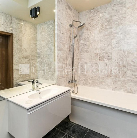 Новостройка, фасадный дом, закрытый двор, вход со двора, лифт, балкон 1,8 м2, терасса Рига - изображение 15