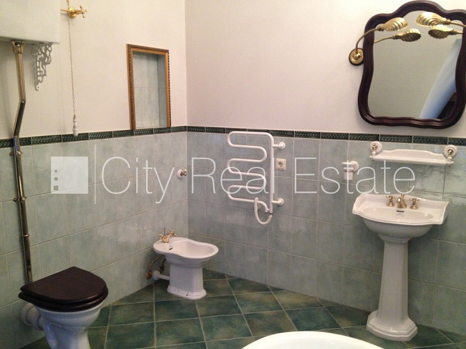 Фасадный дом, реновированный дом, благоустроенный озеленённый двор, вход с улицы, Рига - изображение 16