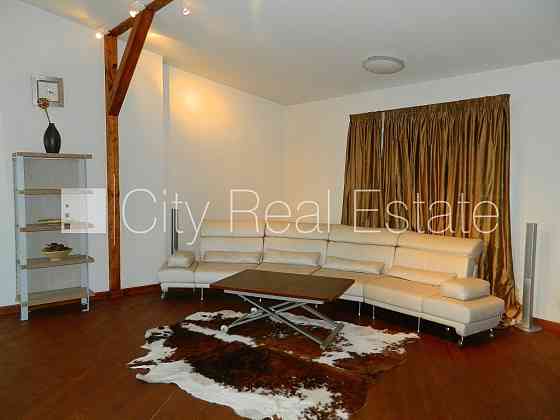 Места для нескольких машин, вход с улицы и со двора, система кондиционирования Рига