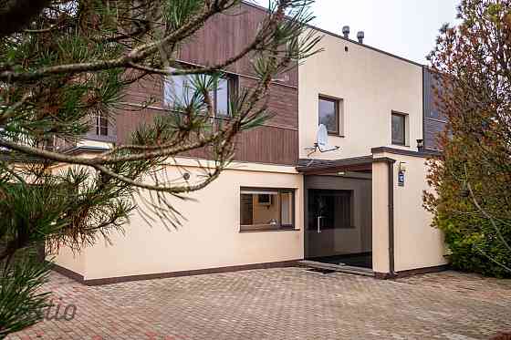 Pārdod mājīgu un elegantu ģimenes māju Aplokciemā  tikai 200 m no Mežaparka kultūras un atpūtas park Rīga