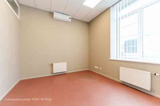 Светлый офис в качественно отреставрированном здании.  Офис прямоугольной формы. Рига