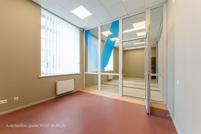 Gaišs birojs kvalitatīvi renovētā ēkā.  Taisnstūra formas birojs. Pie telpu ieejas durvīm Rīga - foto 4