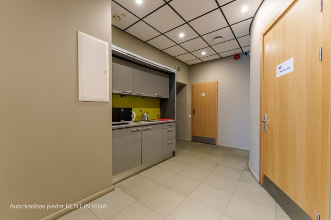 Gaišs birojs kvalitatīvi renovētā ēkā.  Taisnstūra formas birojs. Pie telpu ieejas durvīm Rīga - foto 5