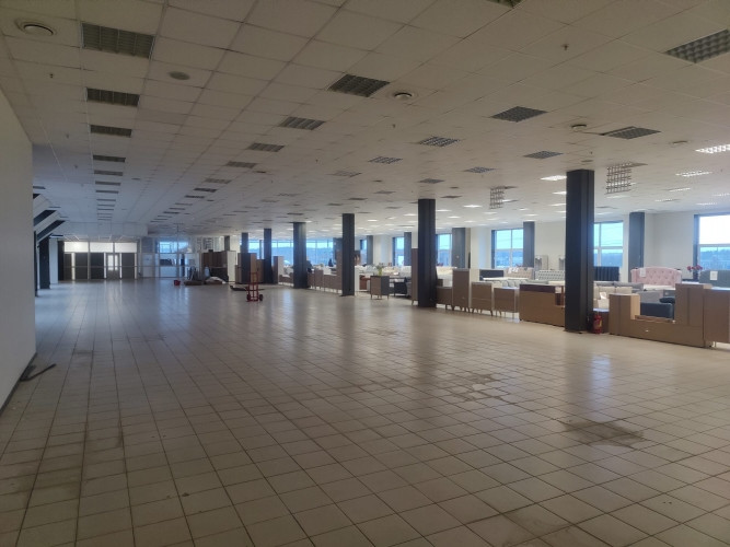 Piedāvājam veikala telpas tirdzniecības centrā 