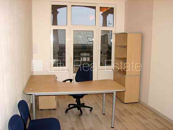 Фасадный дом, вход с улицы, лифт, лестничная клетка после капитального ремонта, Рига