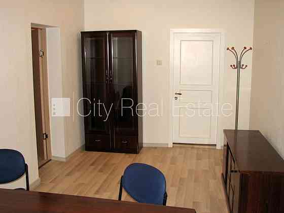 Фасадный дом, вход с улицы, лифт, лестничная клетка после капитального ремонта, Рига