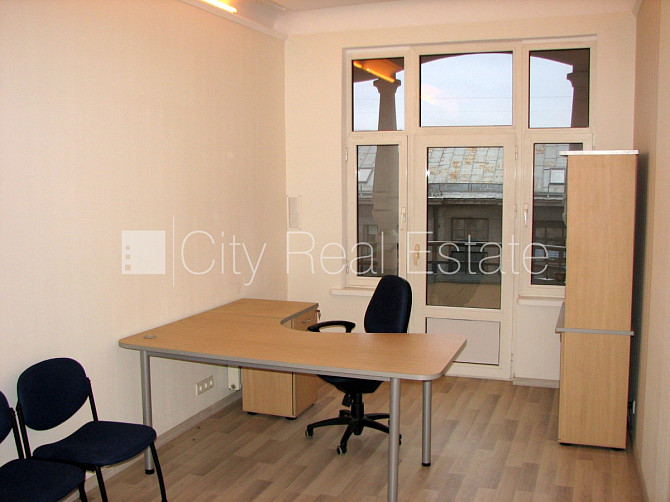 Фасадный дом, вход с улицы, лифт, лестничная клетка после капитального ремонта, Рига - изображение 1