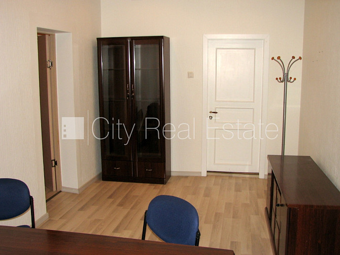 Фасадный дом, вход с улицы, лифт, лестничная клетка после капитального ремонта, Рига - изображение 4