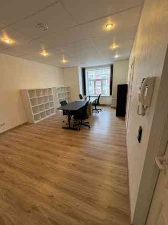 Сдается светлый и удобный офис, полностью оборудованный мебелью, в Тихом Центре. Rīga