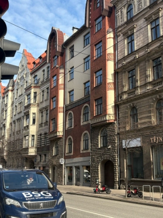 Iznomā Gaišu ērtu biroja telpu , pilnībā aprīkots ar mēbelēm klusajā centrā . Ar Rīga - foto 1