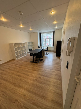 Iznomā Gaišu ērtu biroja telpu , pilnībā aprīkots ar mēbelēm klusajā centrā . Ar Rīga - foto 2