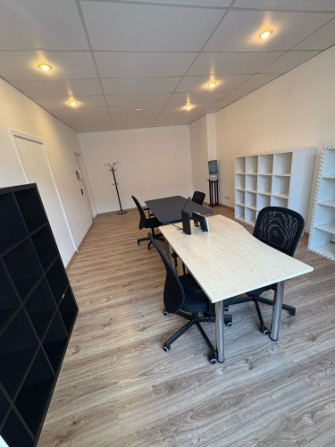 Iznomā Gaišu ērtu biroja telpu , pilnībā aprīkots ar mēbelēm klusajā centrā . Ar Rīga - foto 4