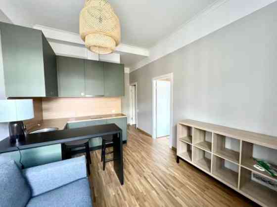 Īrei pieejams 2 istabu dzīvoklis fantastiskā vietā Rīgas centrā.  Dzīvoklis atrodas renovētā ēkā, ta Rīga